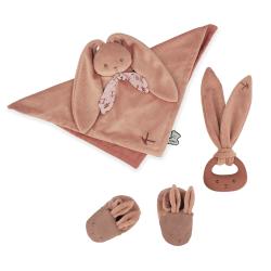 Kaloo Darčeková sada pre bábätko s hrkálkou hryzátkom a capačkami terracotta Lapinoo 11 Kaloo Darčeková sada pre bábätko s hrkálkou hryzátkom a capačkami terracotta Lapinoo 11