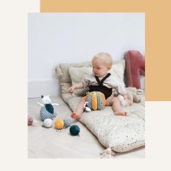 Kaloo Textilná lopta s aktivitami pre bábatko Stimuli 6