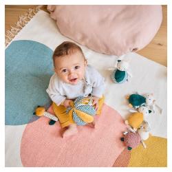 Kaloo Senzorická textilná hrkálka pre bábätko Stimuli 4
